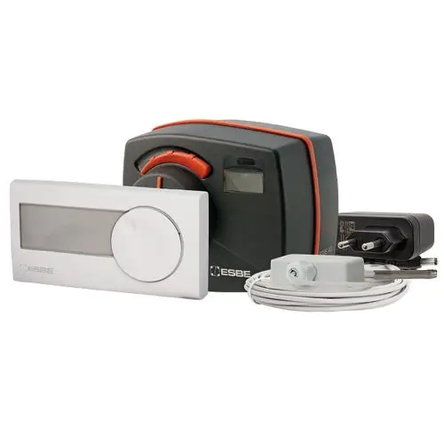 ESBE Stellmotorregler mit Temperaturregelsensor und Netzteil. Komponenten in neutralen Farben, geeignet für die Regelung von Heizanlagen.